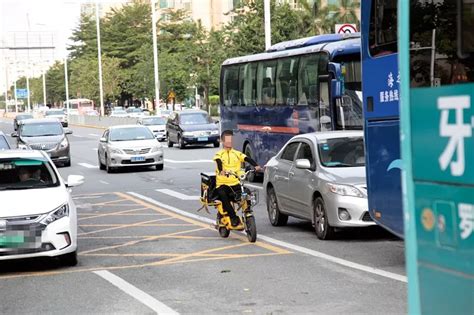 视频：斑马线前电动车斜插大货车 骑车女子被卷入车底 深圳新闻网