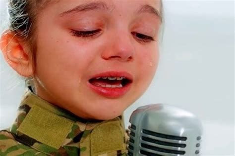 Niña Ucraniana Canta Sobre La Guerra En Su País Video