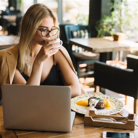 Free Photo Pretty Young Woman Sitting In Caf Drinking Coffee