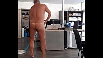 XXX Faire le ménage tout nu au bureau mega Videos fr