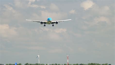 KLM Boeing 777 landing 7941497 Stock Video at Vecteezy