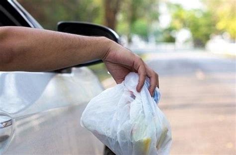 Sudah Tahun 2019 Masih Buang Sampah Sembarangan Di Jalan Ini