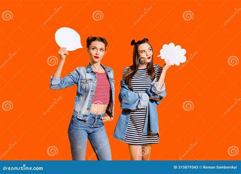 Dos Bellas Y Encantadoras Brunette Adorable Lindo Vestido Dama Mirar A