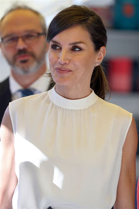 La Reina Letizia Compra Sus Zapatillas ‘chunky En La Misma Tienda Que