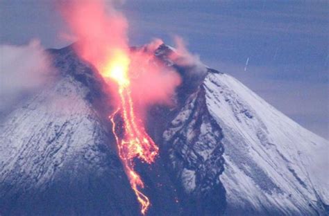 El volcán ecuatoriano Sangay genera 122 explosiones y columna de ceniza