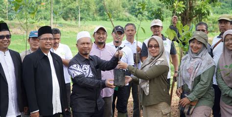 Lestarikan Alam As Syifa Al Khoeriyyah Gelar Jumat Menanam Bersama