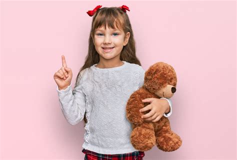 Petite Fille Caucasienne Enfant étreindre Ours En Peluche Animal