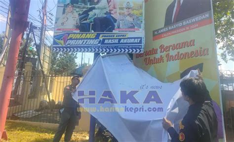 Dalam Sehari Bawaslu Pinang Tertibkan Lembar Spanduk Bacaleg