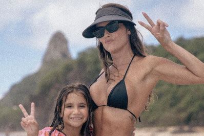 Deborah Secco Usa Biqu Ni Fininho Em Dia De Praia A Filha