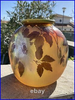 Emile Gallé vase boule Art Nouveau en verre multicouche dégagé à l