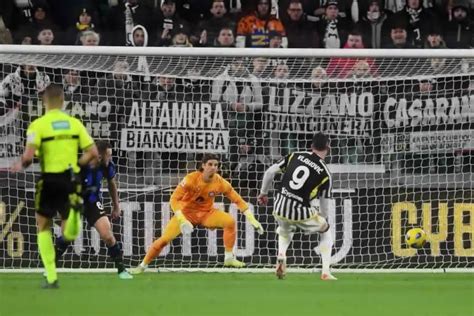 Juve Inter Cuadrado Fischiato E Ammonito Gli Episodi Gazzetta It