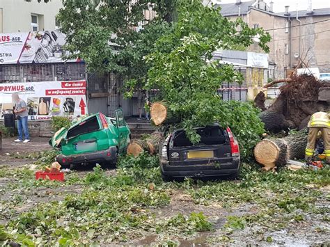 Gwa Towna Burza Przesz A Nad Regionem Po Amane Drzewa Zalane Budynki