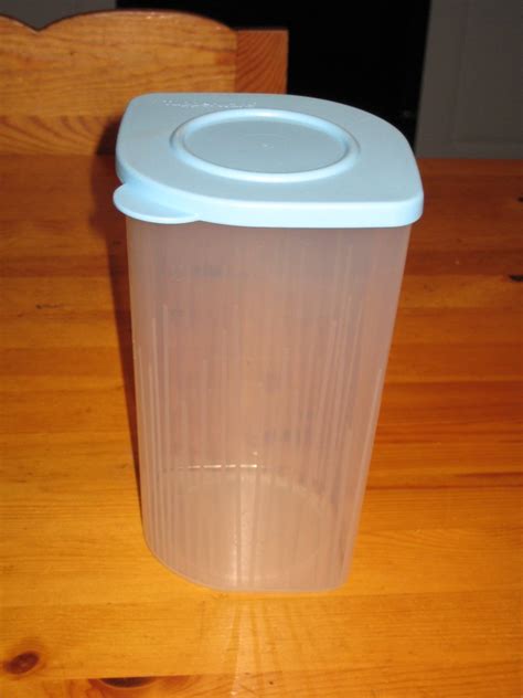 Se produkter som liknar Tupperware kanna burk med l på Tradera