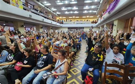 Profissionais da rede estadual de educação aprovam greve por tempo