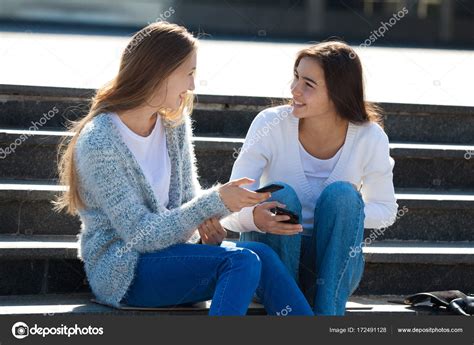 2 Girls Talking To Each Other