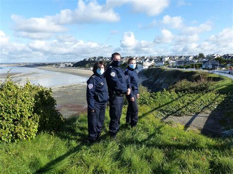 Donville Les Bains Un Homme Au Bord D Une Falaise Tente De Se