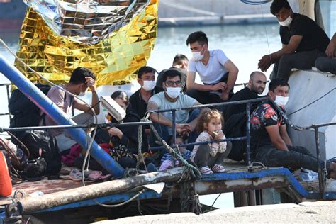 Nuovo Sbarco A Crotone Oltre Cento Migranti Arrivati A Bordo Di Un