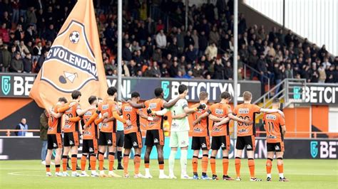 AZ Geeft Hekkensluiter FC Volendam Pak Slaag En Houdt FC Twente In