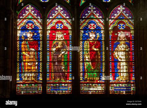 Gótico Medieval Vidriera Mostrando Los Reyes De Francia La Catedral