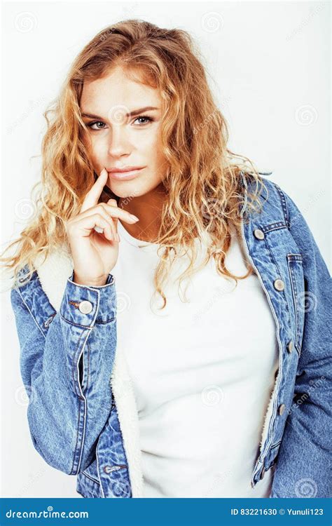 Vrij Het Jonge Krullende Blonde Tiener Hipster Emotionele Stellende Gelukkige Glimlachen Op