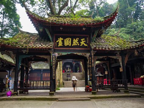 Hiking up to the temple of Qingcheng Mountain, Sichuan : r/hiking