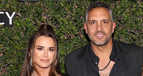 Kyle Richards Reacts To Mauricio Umanskys Shirtless Thirst Traps Amid