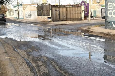 Denuncian toma clandestina desperdicia agua y daña pavimento en Las Torres