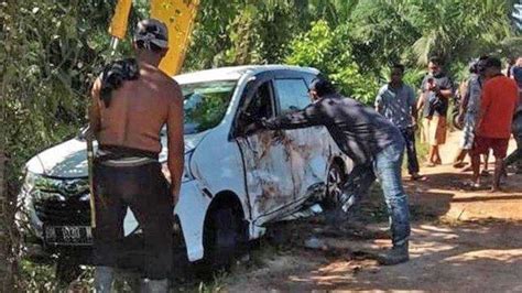 Berisi Penumpang Mobil Xenia Di Labuhanbatu Terjun Ke Saluran Air