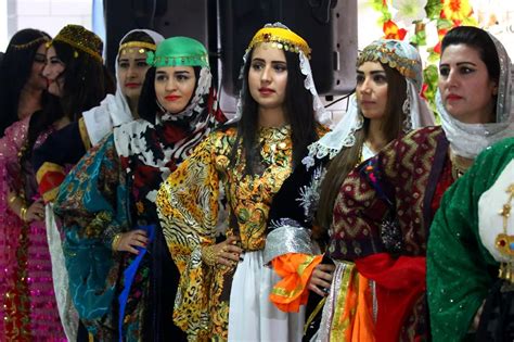 Syrias Kurds Hit Catwalk To Promote Traditional Attire