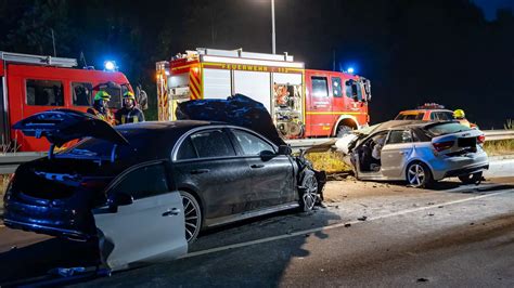 Schwerer Unfall in Südhessen Mercedes und Audi kollidieren trotz Ampel