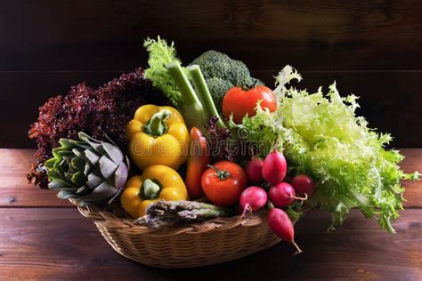 Verduras Frescas Org Nicas En Cesta En Fondo De Madera Oscuro Comida