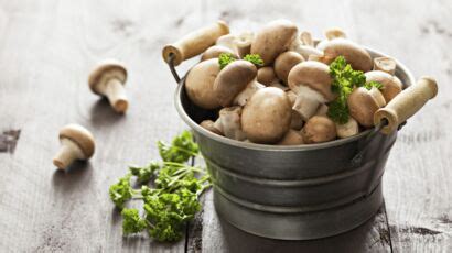 Comment Nettoyer Plucher Et Pr Parer Des Champignons Femme