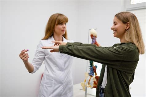 Docteur Neurologue Vérifie Les Réflexes Du Patient Femme Avec Les Yeux