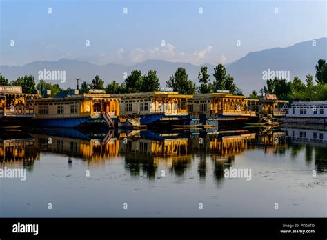 Houseboats in lake dal lake hi-res stock photography and images - Alamy