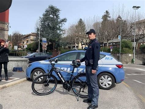 Rimini Poliziotto Insegue Il Ladro Con La Bicicletta Presa In Prestito