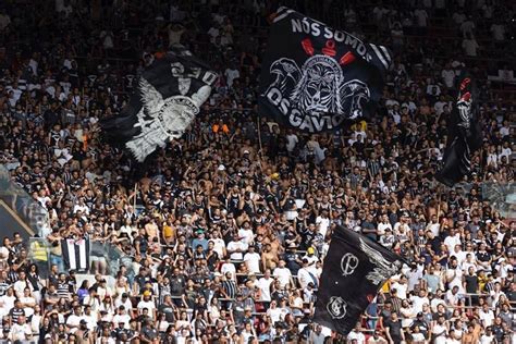 Bando De Loucos Torcida Do Corinthians Incendeia Arquibancada Do