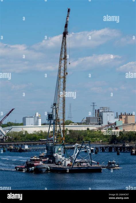 Carrier Aircraft Crash Crane Hi Res Stock Photography And Images Alamy