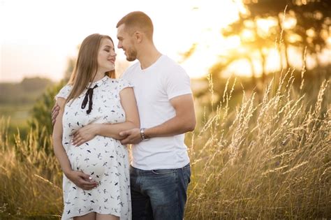 Pareja Esperando Un Bebe Descargar Fotos Gratis