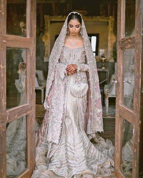 Best Indian Wedding Dresses [guide And Tips] Hi Miss Puff