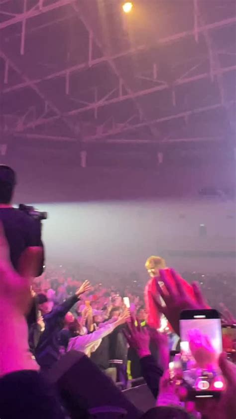 看著手機滿滿的你😍 @showlo 現在還在回味這兩場演唱會 看著看著都會發自內心笑開懷 好帥好帥 好喜歡好喜歡 我這次後遺症太嚴重了吧 🤪