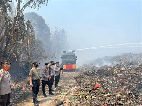 Polresta Bandar Lampung Bantu Padamkan Kebakaran 14 Hektare Lahan Di