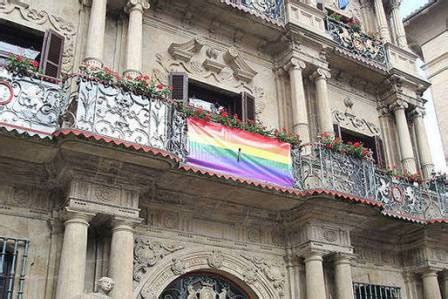 IGLU Hemeroteca Homofobia Pamplona Coloca La Bandera LGTBI Con Un