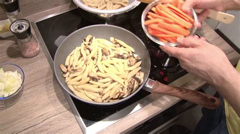 Vegetarische Nudelpfanne Mit Gem Se Und Selbst Gemachten Schupfnudeln