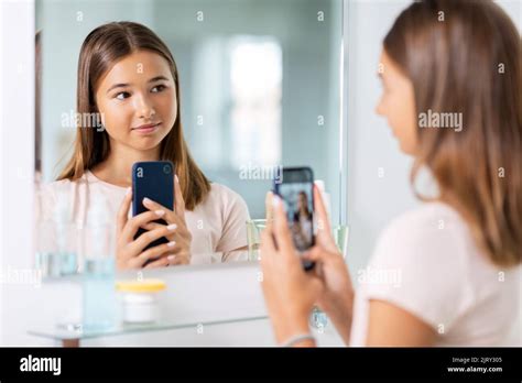 Jugendliche Die Im Spiegel Schaut Fotos Und Bildmaterial In Hoher Auflösung Alamy