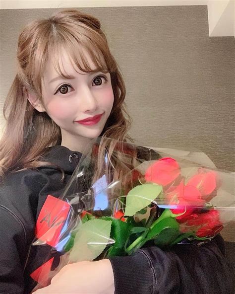 椿そらさんのインスタグラム写真 椿そらinstagram 「花より団子🍡🍡💐 といいつつ 🌹は好き！🐱🌹 椿そら Youtuber Youtube おそらtv