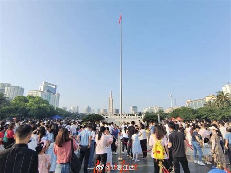 南昌八一广场举行升国旗仪式庆祝六一国际儿童节