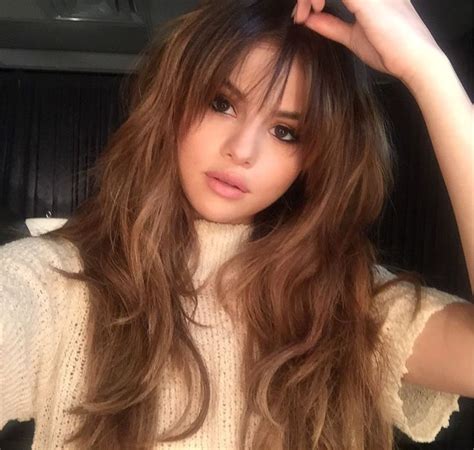 Selena Gomez Now Has Sideswept Bangs And Theyre Gorgeous Selena