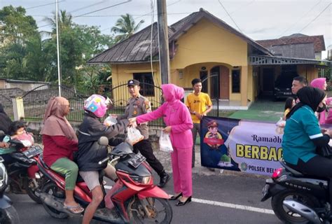 Bhayangkari Polsek Belinyu Bagikan Takjil Untuk Pengguna Jalan