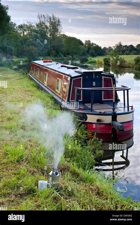 Narrowboat Hi Res Stock Photography And Images Alamy