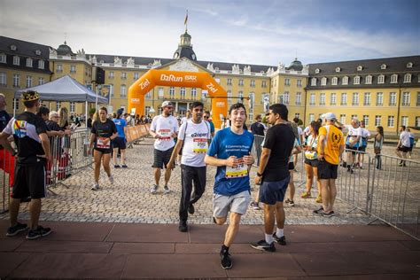 Der Emotionale Zieleinlauf Beim B2Run Karlsruhe 2022 Gemeinsamaktiv